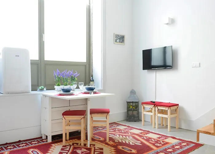 Apartamento Lovely Mezzanine In With Free Parking